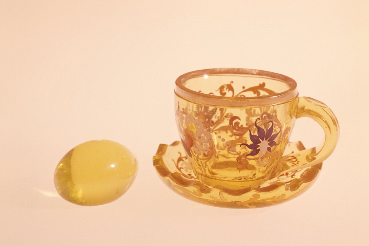 Annagelb emaljeret og skåret glaskop og underkop, ca. 1840 (glas) af Bohemian School