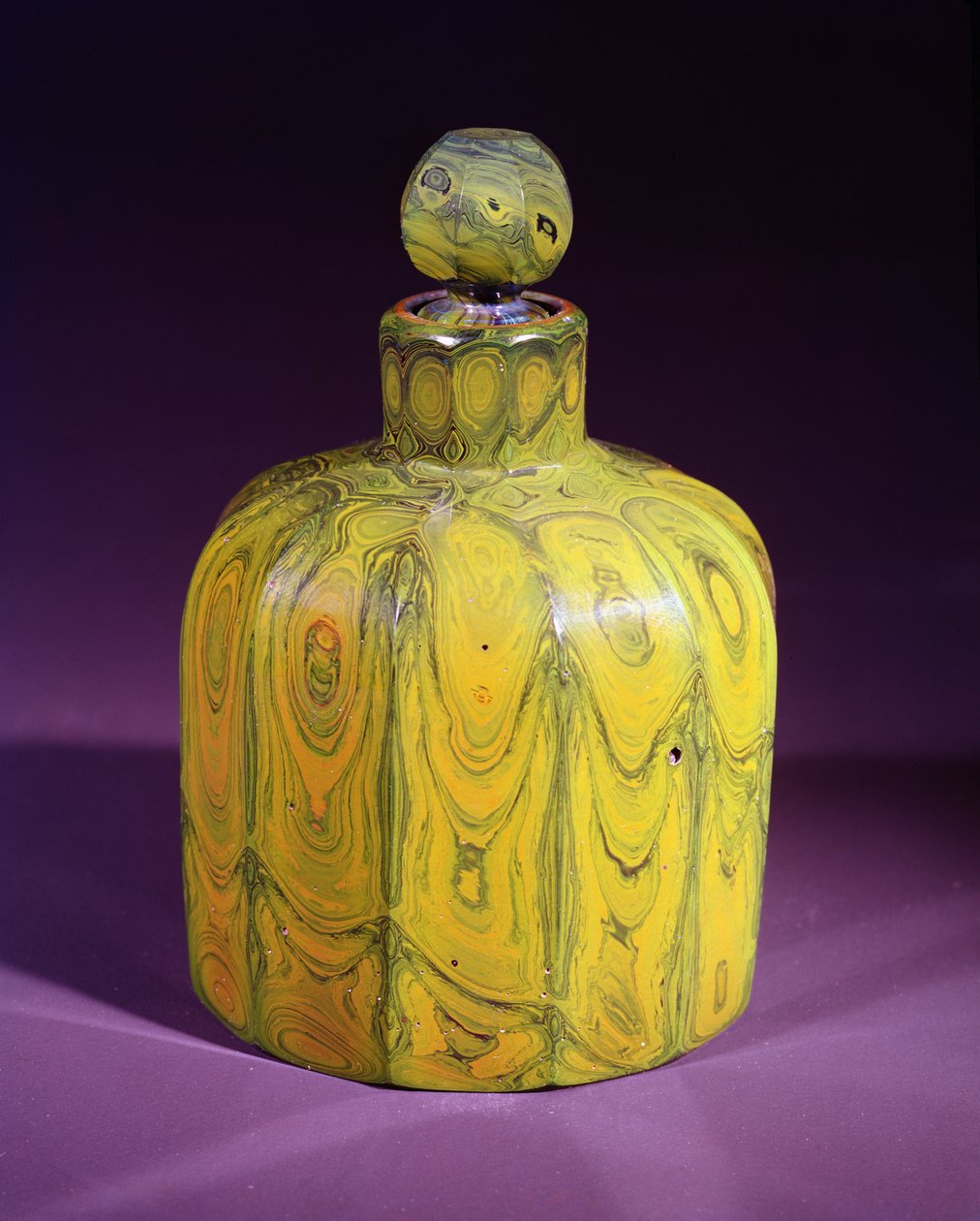 Lithyalin duftflaske og prop, ca. 1830 (glas) af Bohemian School