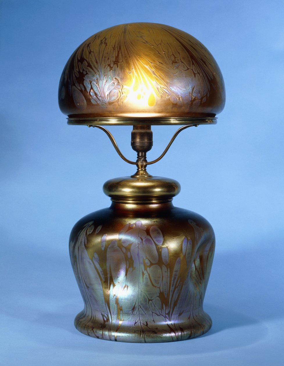 En sjælden Loetz messing monteret bordlampe (glas med guld metallisk glans og bronze) af Bohemian School