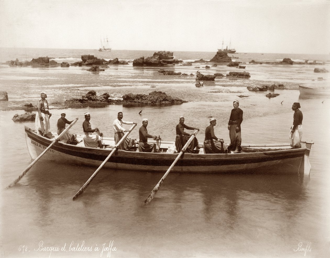 Udsigt over en båd og havneklipper ved Jaffa, ca. 1867-96 af Bonfils Studio