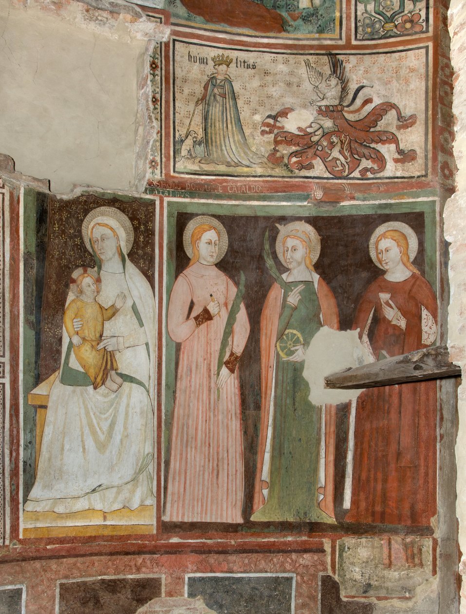Nordlige tværskib, Ærkeenglen St. Michaels alter, bag altertavlen fresker af Boniface Bembo, Jomfru og barn Sankt Aquilina og Sankt Katarina af Alexandria, Ovenfor symbol på Umilitas af Bonifacio Bembo