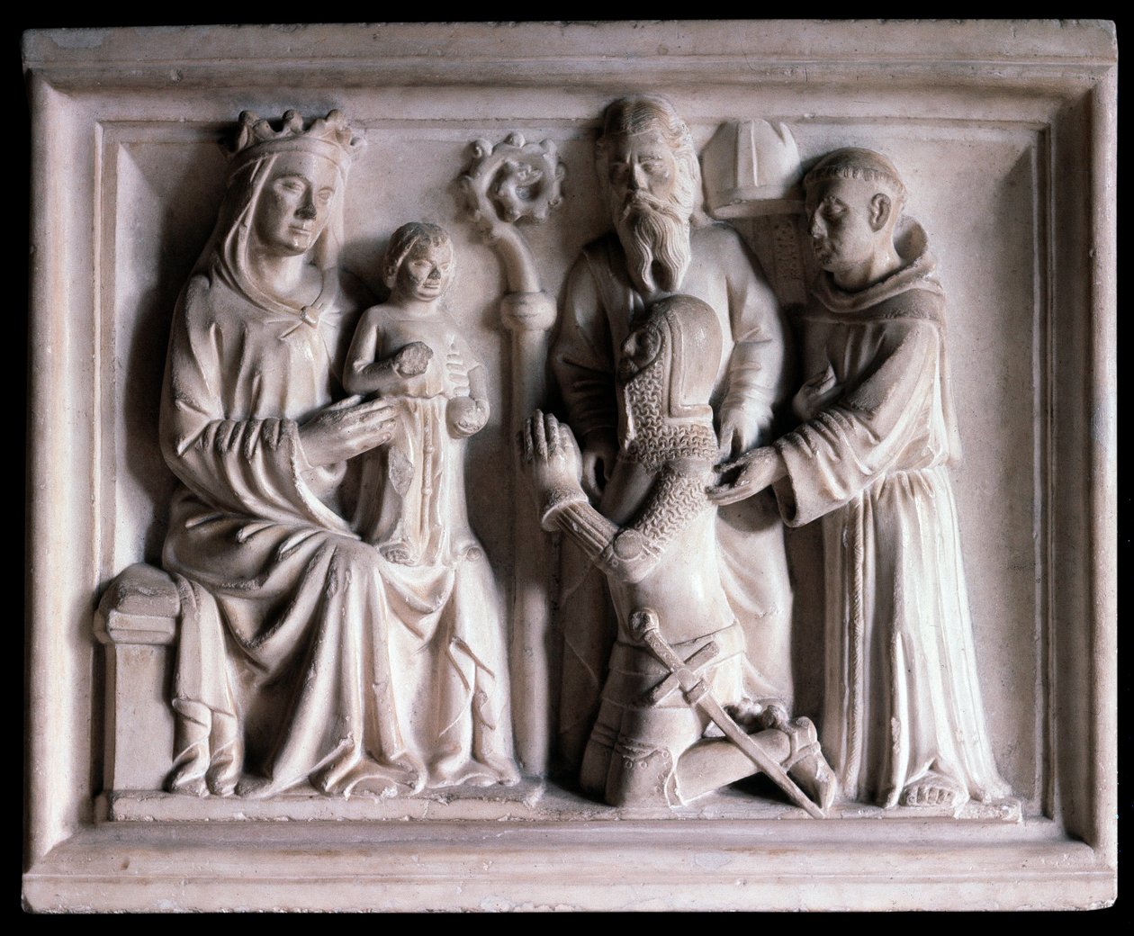 Jomfruen præsenterer Jesus for tre mennesker (skulptur af Bonino da Campione