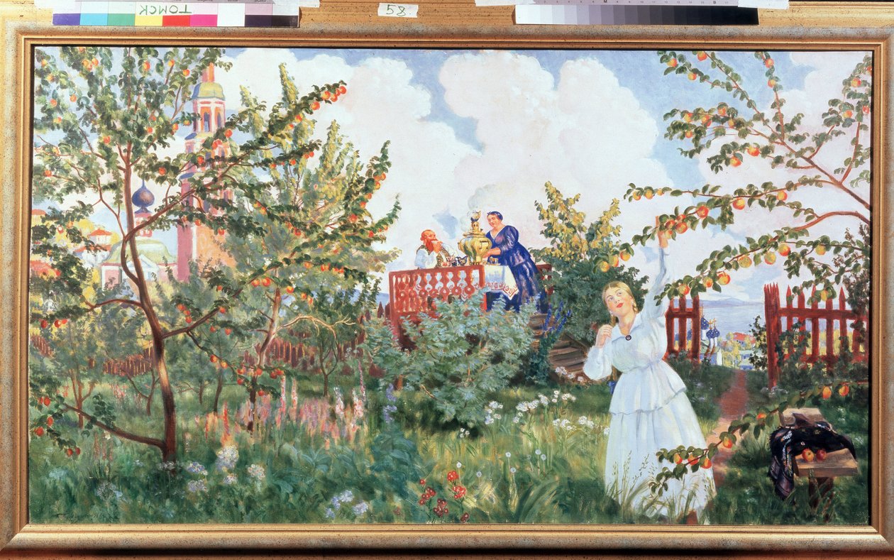 Æblehaven (Æblehaven). En kvinde i en hvid kjole plukker en frugt fra et æbletræ, på en platform, bag hende, drikker et par te, siddende ved et bord med en rygende samovar. Værk af Boris Michaylovich Kustodiev (Kustodiev) (1878-1 af Boris Mikhailovich Kustodiev