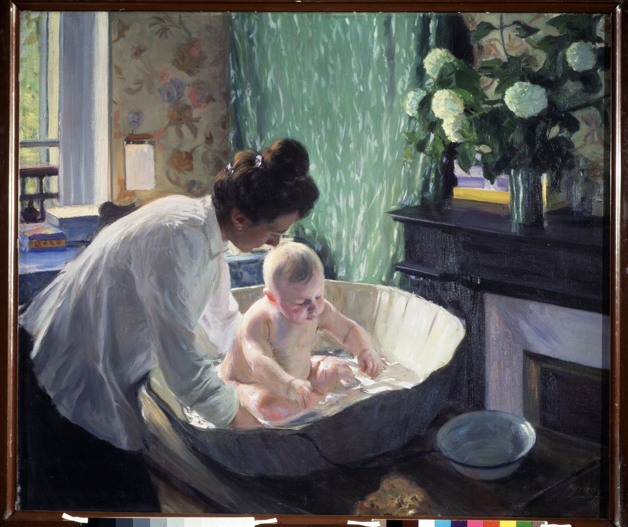 Om morgenen (morgen). I et behageligt interiør (gardin, dekoration, buket blomster, pejs), beskrivelse af en daglig scene: en mor læner sig over sin baby for at give ham et bad, i et stort bassin placeret på et bord, med adgang af Boris Mikhailovich Kustodiev