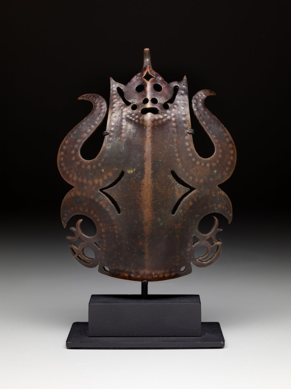 Krigerens hovedbeklædning ornament: frontal figur af Bornean Bornean