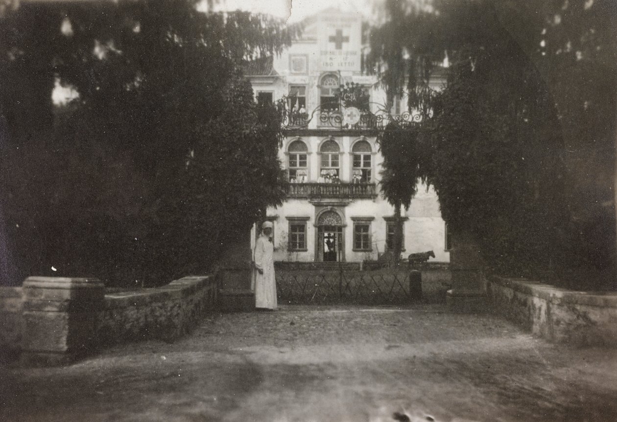 Album af Første Verdenskrig i Friuli-Venezia Giulia: Villa Brazzà, hjemsted for 17 af krigshospitalet i Soleschiano Manzano, foto taget fra kirketårnet, 05/1916 (s/h foto) af Bourbon Del Monte