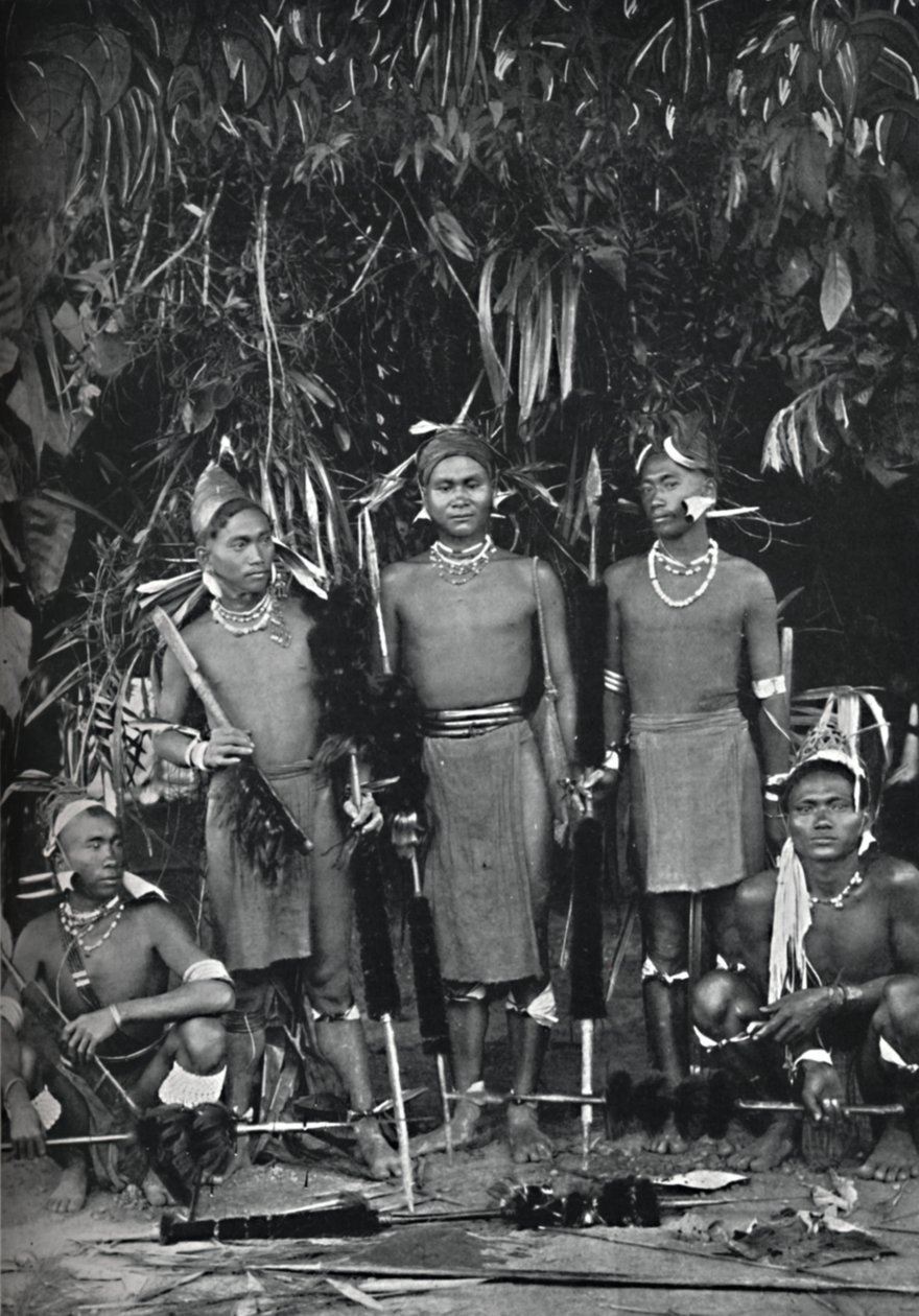 Angami Nagas i fuld kjole, 1902 af Bourne and Shepherd