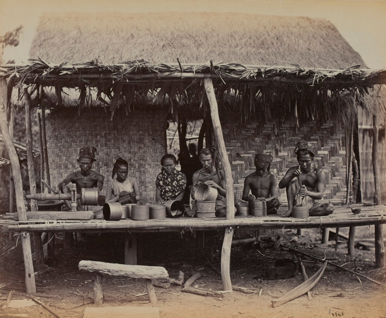 Burmesisk fremstilling af laka arbejde, 1887 af British Photographer