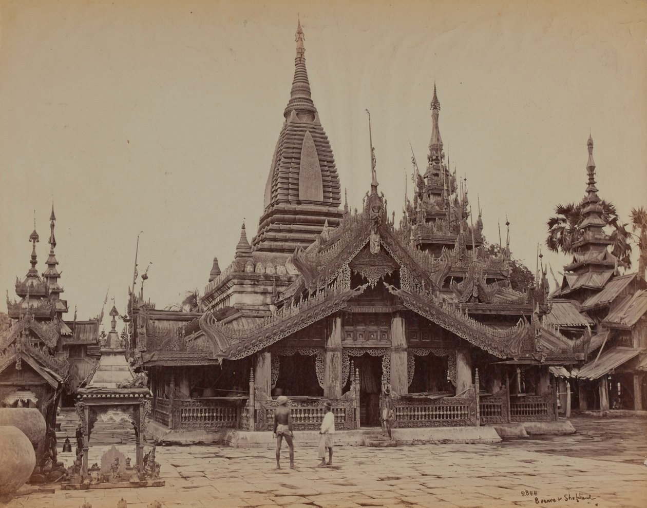 Gården til et burmesisk tempel, Mandalay af British Photographer