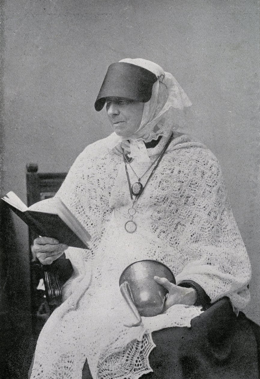Jane Whyte Balfour, tante til Robert Louis Stevenson, fotograferet mens hun læser og holder en øre-trompet af British Photographer