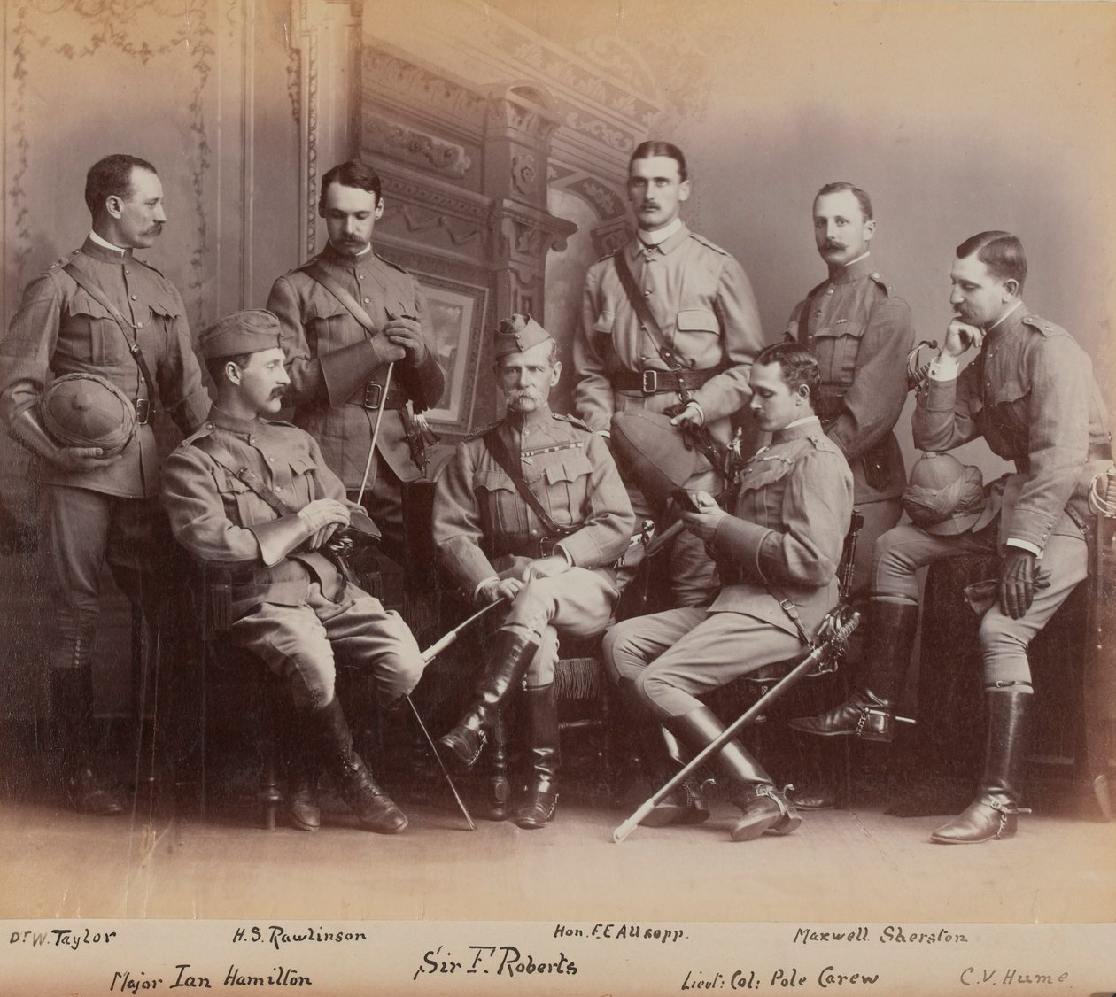 Sir Frederick Sleigh Roberts med sine officerer af British Photographer