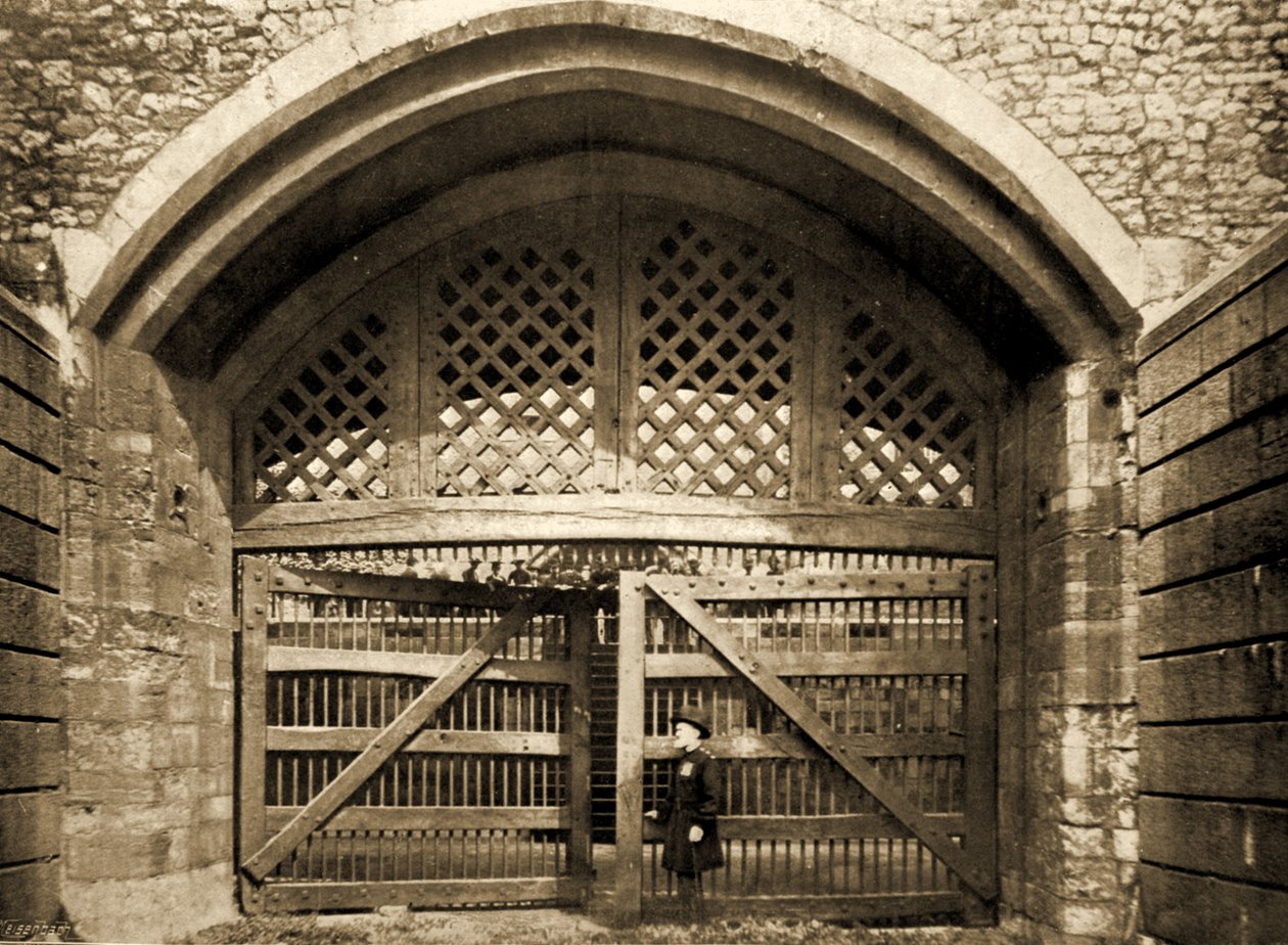 Traitors Gate, Tower of London og en Yeoman of the Guard, 1890 af British Photographer