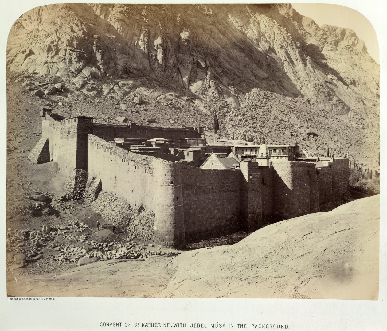 St. Katherine kloster med Jebel Músá i baggrunden, fra Ordnance Survey of the Peninsula of Sinai af British Photographer
