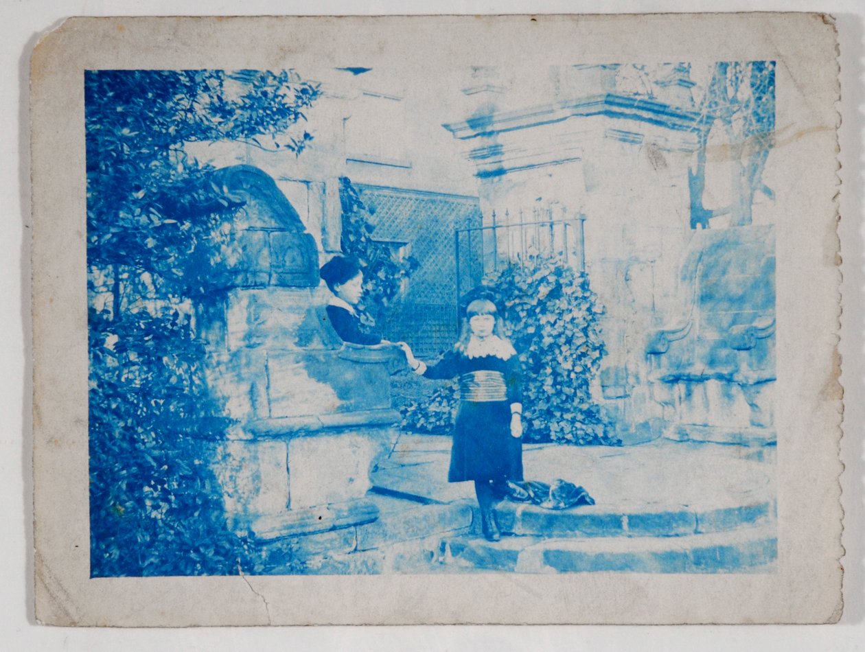 Elaine og Lancelot Grimshaw ved porten til Knostrop Hall (cyanotype) af British Photographer