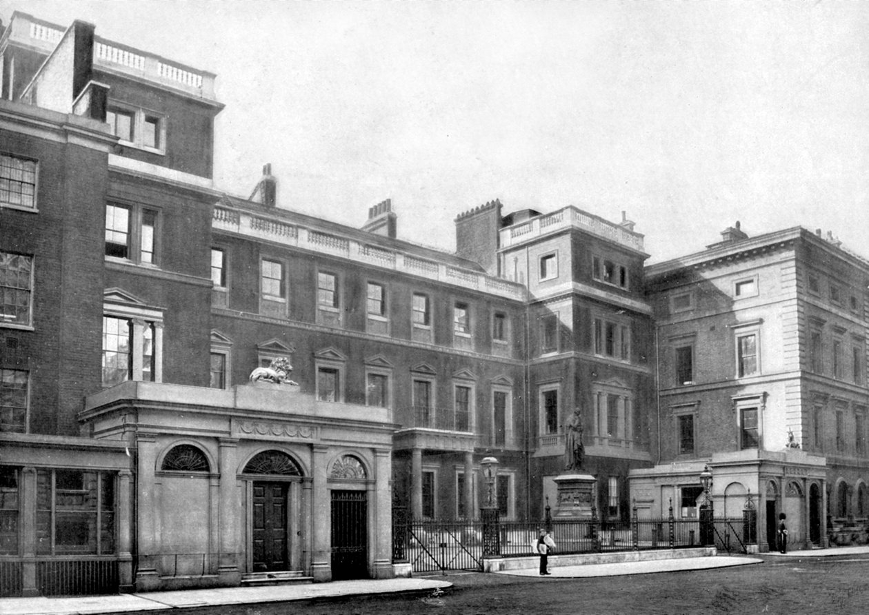 Facade of the War Office, Cumberland House, Pall Mall, London, 1890 af British Photographer