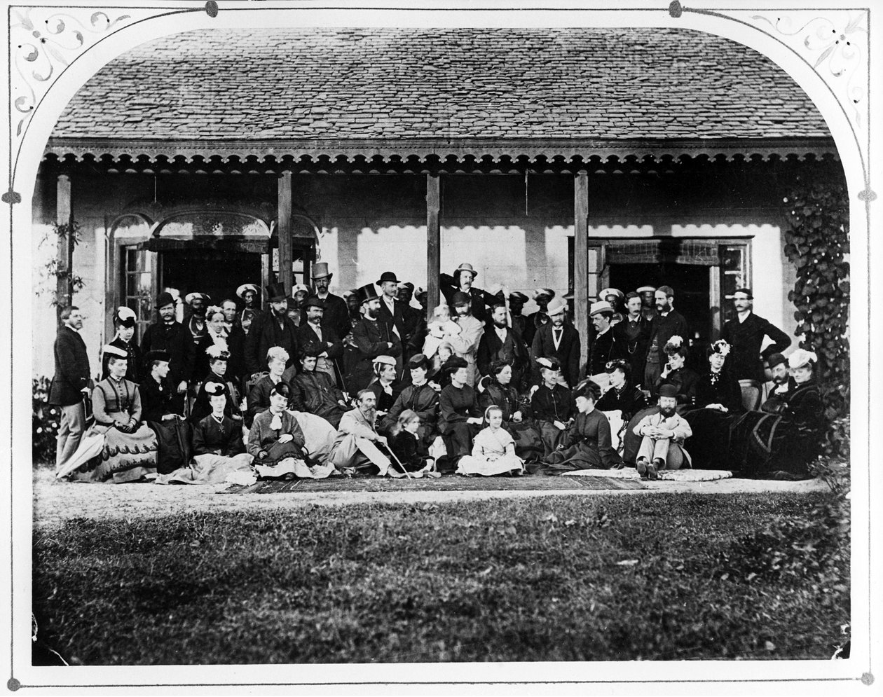 Gruppe - regeringsbygningen, ca. 1871 af British Photographer