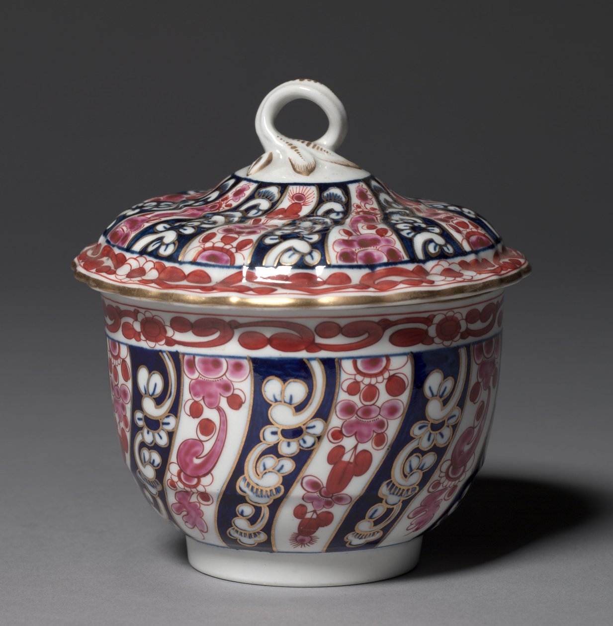 Overdækket skål, fabrikant Worcester Porcelænsfabrik, ca. 1770 af British School