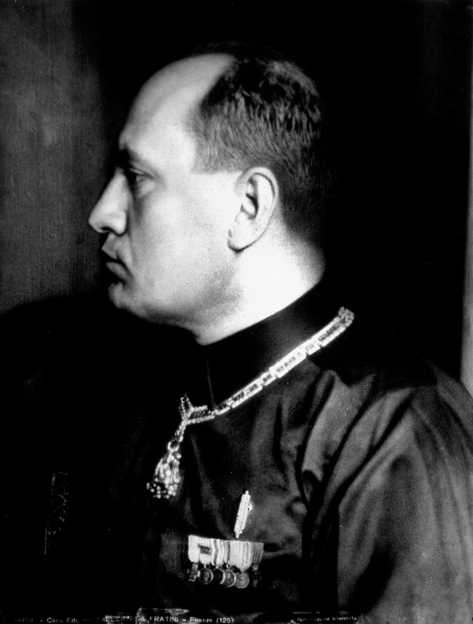 Halvlængde portræt i profil af Benito Mussolini i sort skjorte og militærdekorationer (s/h foto) af Brogi Brogi