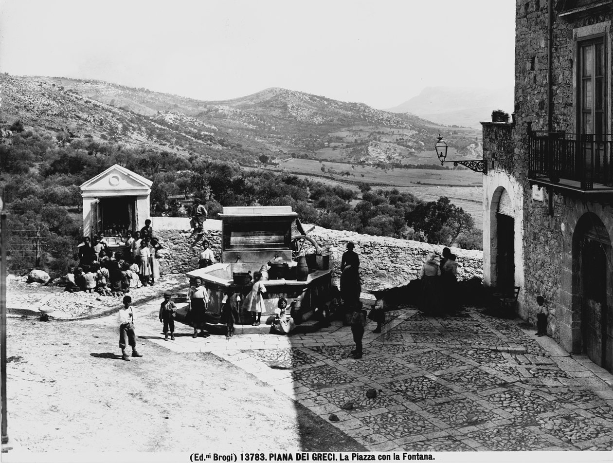 Piana dei Greci. Pladsen med springvandet. (s/h foto) af Brogi Brogi