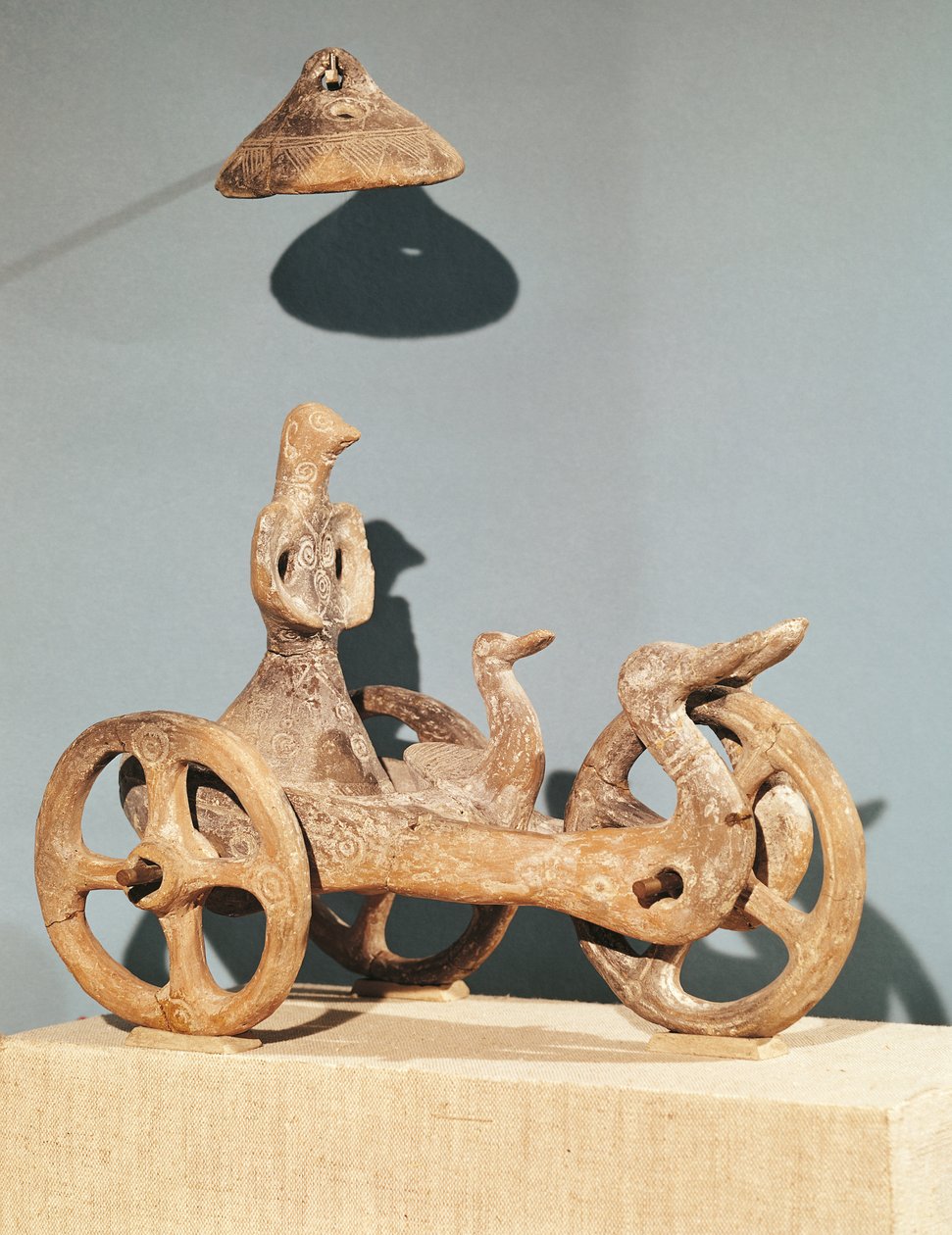Votiv vogn med en antropomorf guddommelighed, fra Dupljaja (ler) af Bronze Age