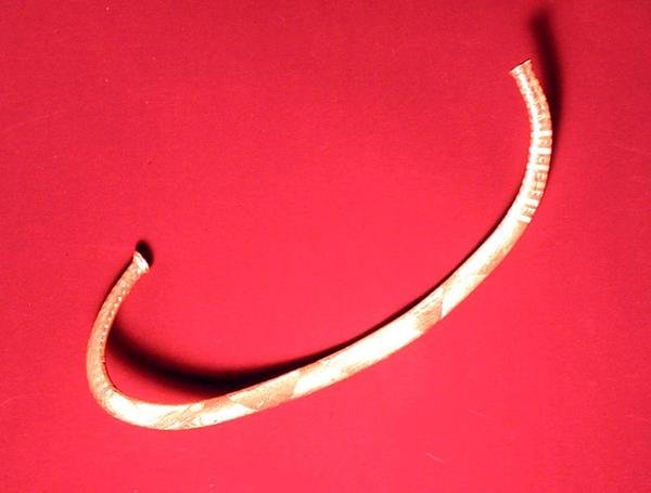 Halsring fundet i Ickleton, Cambridgeshire (guld) af Bronze Age