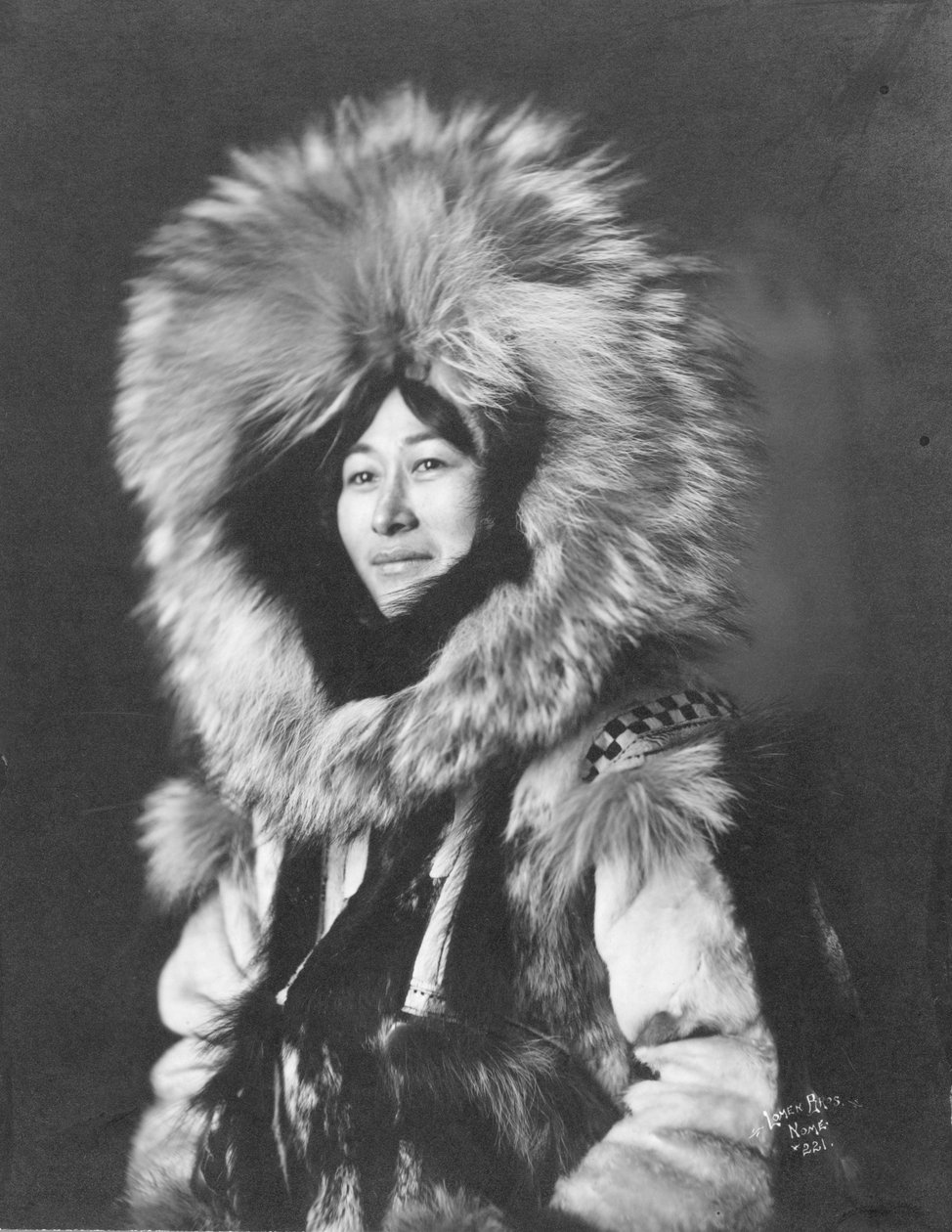 Eskimo kvinde poserer, ca. 1915 (s/h foto) af Brothers Lomen