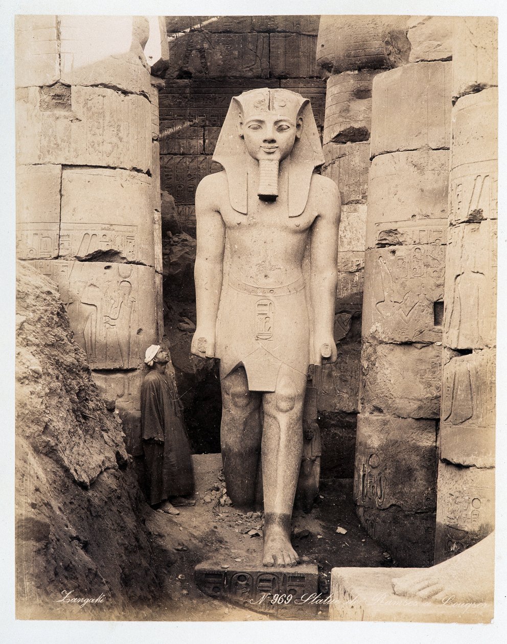En statue af Ramses i Luxor - fotografi af Zangali-brødrene, slutningen af det 19. århundrede af Brothers Zangaki