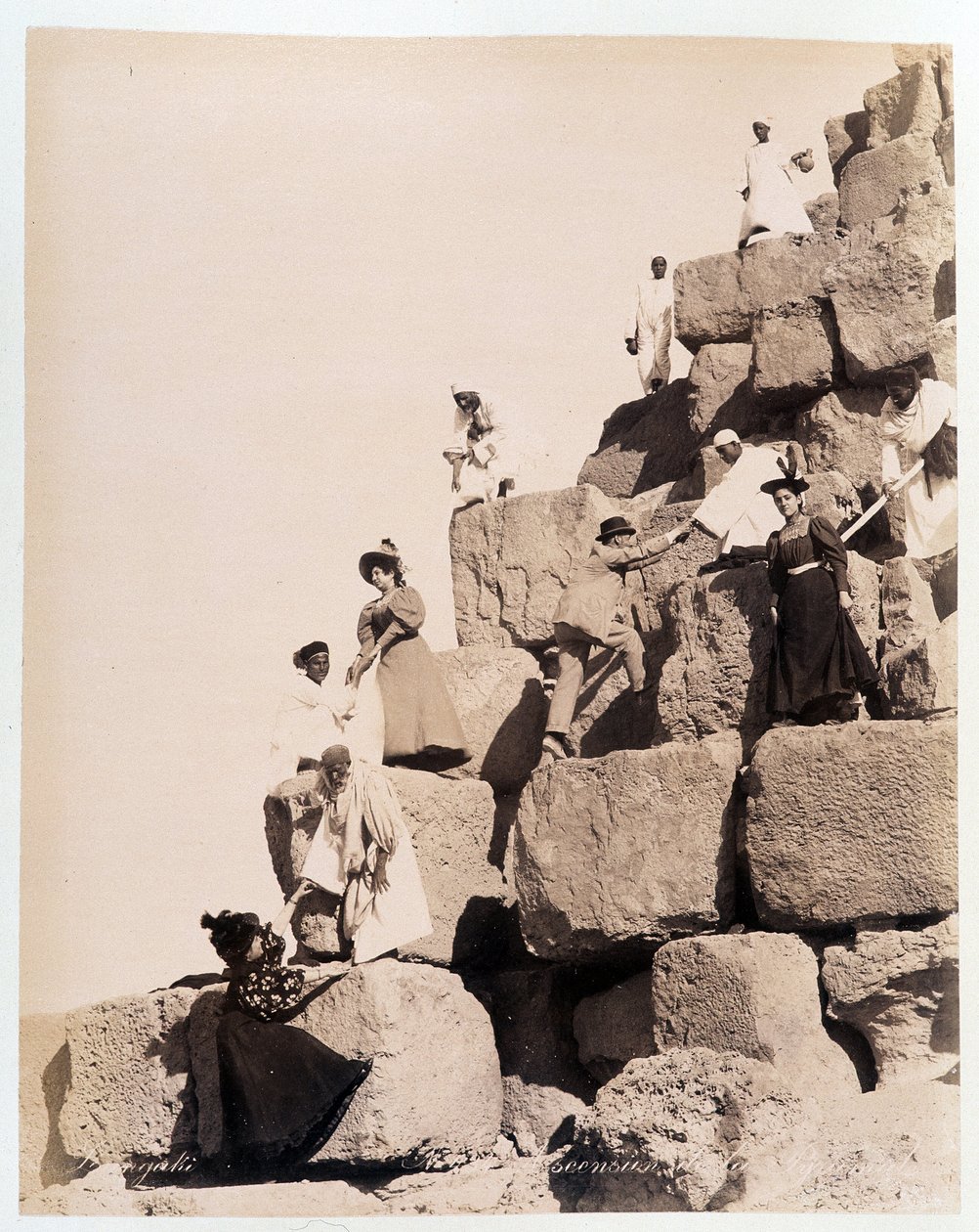 Bestigning af en pyramide af turister - fotografering af Zangali-brødrene, slutningen af det 19. århundrede af Brothers Zangaki