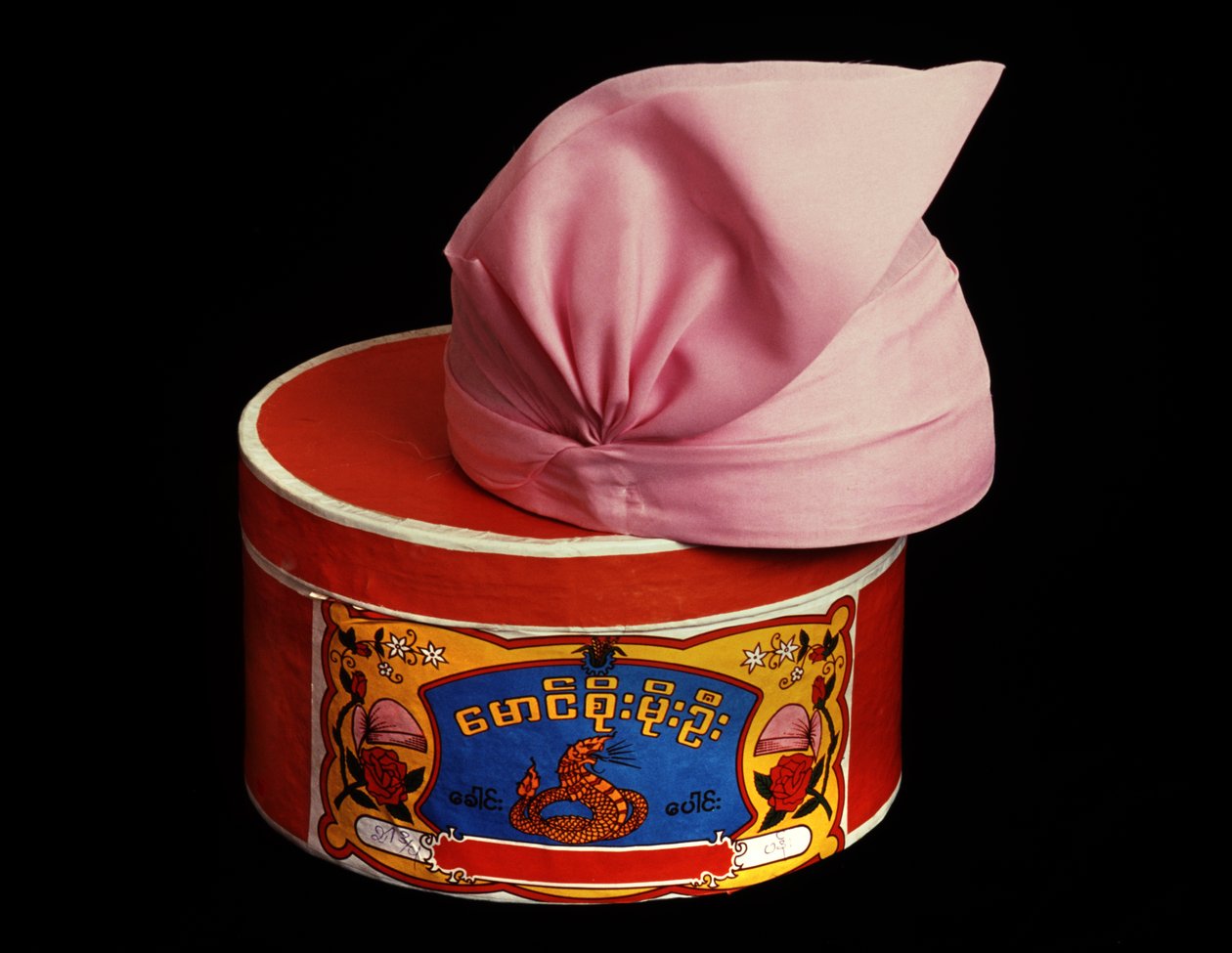Hat og hatteæske (tekstil) af Burmese School