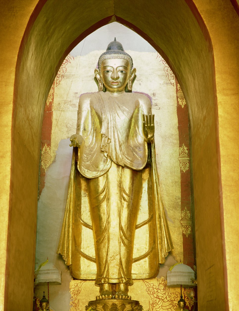 Stående Buddha (guld) af Burmese School