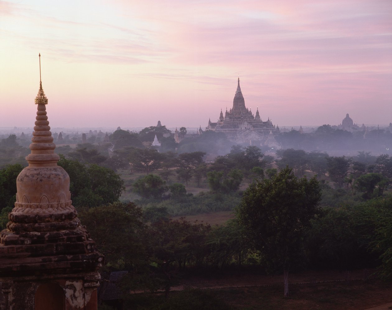 Ananda-templet ved solopgang, bygget i 1090 af Burmese School