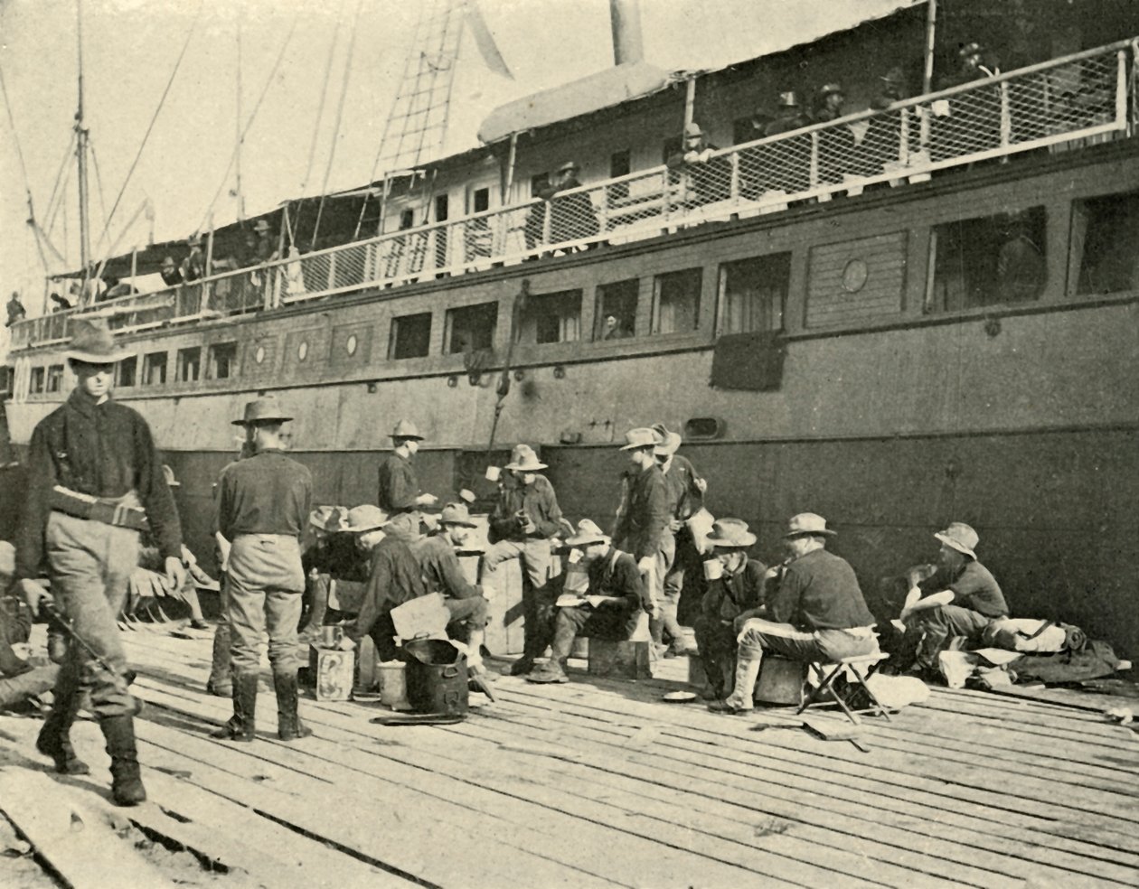 13. infanteri ved morgenmad, spansk-amerikansk krig, 11. juni 1898, 1899. af Burr McIntosh
