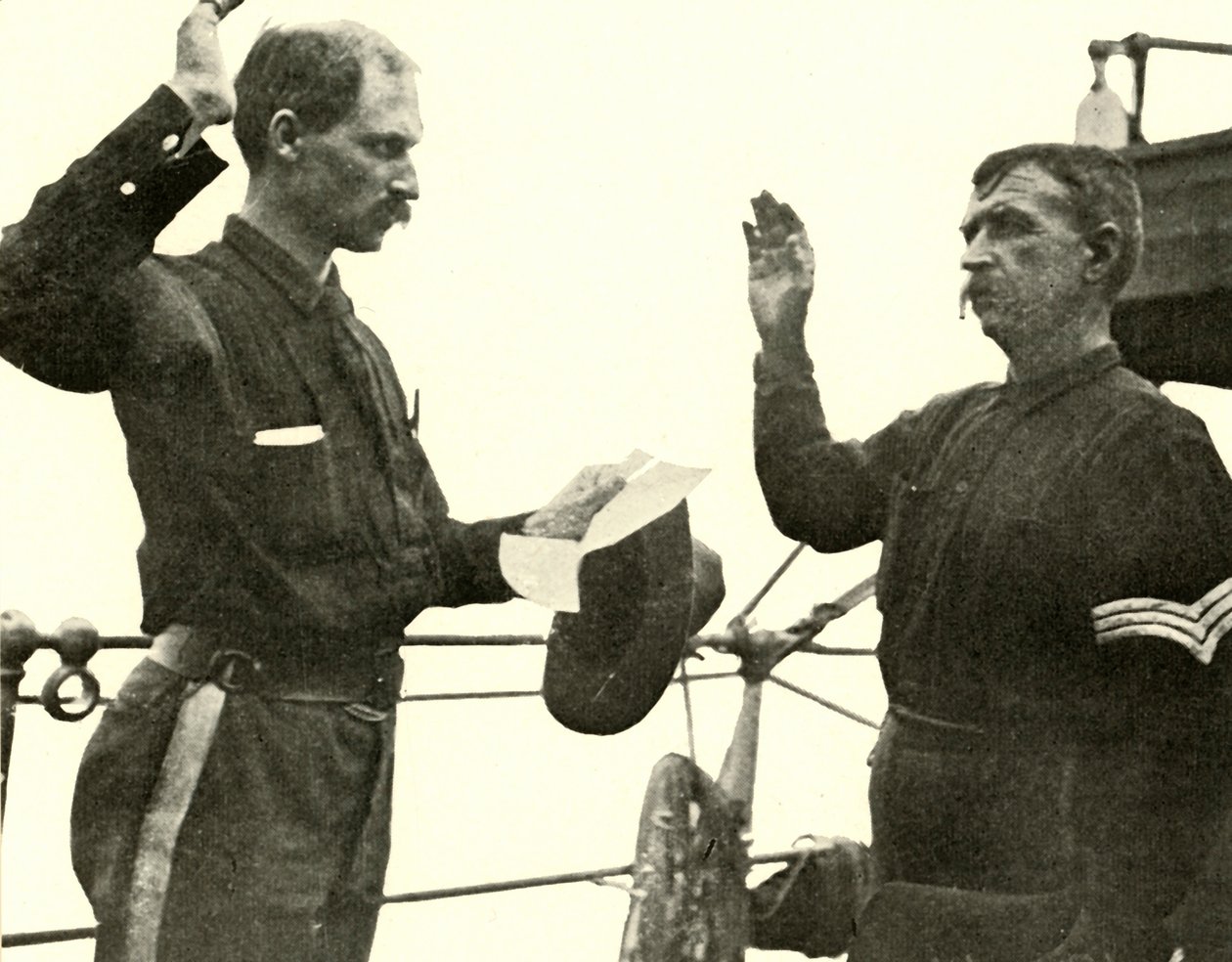 Løjtnant Lewis reenlisting Thomas Dixon, spansk-amerikanske krig, 19 juni 1898, 1899. af Burr McIntosh
