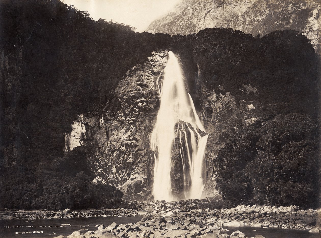 Bowen Fall, Milford Sound, 1889 (albummetryk) af Burton Brothers Studio