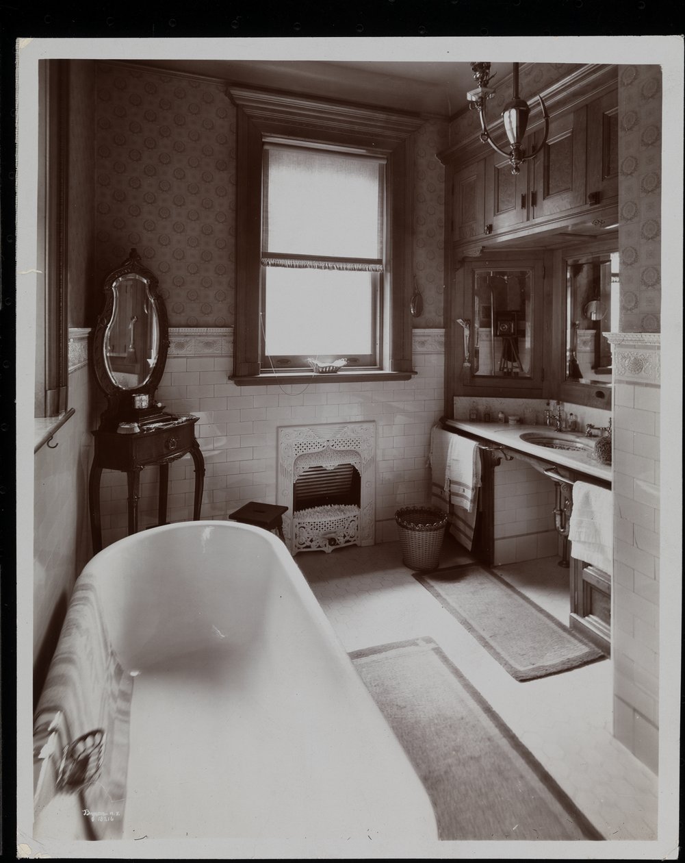 Et badeværelse i Edward Brandeis-boligen på 16 West 88th Street, New York, 1902 (sølv gelatinetryk) af Byron Company
