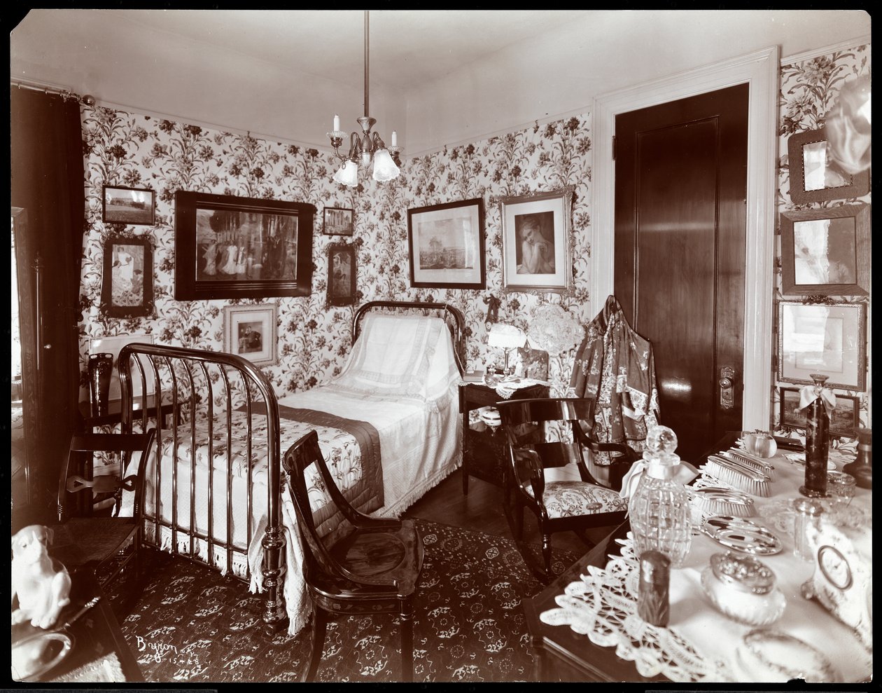 Et soveværelse i Mrs. Leslie Carters bolig, New York, 1903 (sølvgelatineprint) af Byron Company