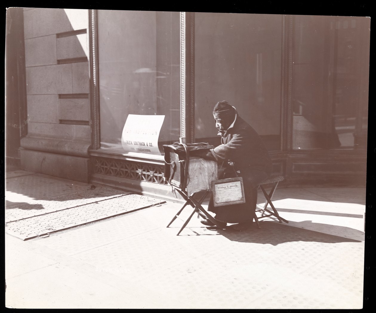 En blind gademusiker, New York, 1898 (sølv gelatinetryk) af Byron Company