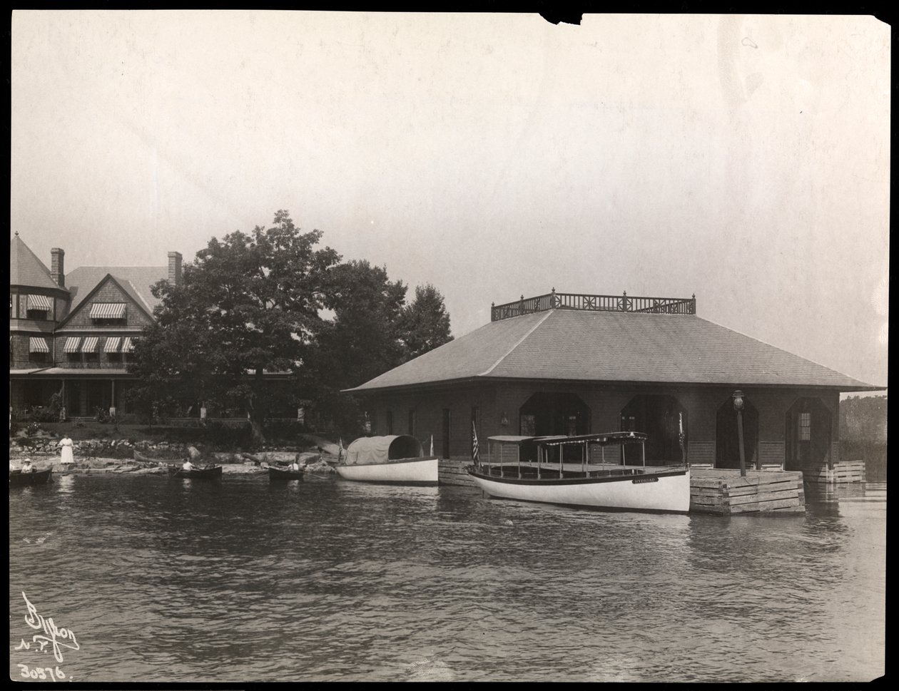 En bådhavn ved May Irwins bolig på Thousand Islands, 1911-12 (sølv gelatinetryk) af Byron Company