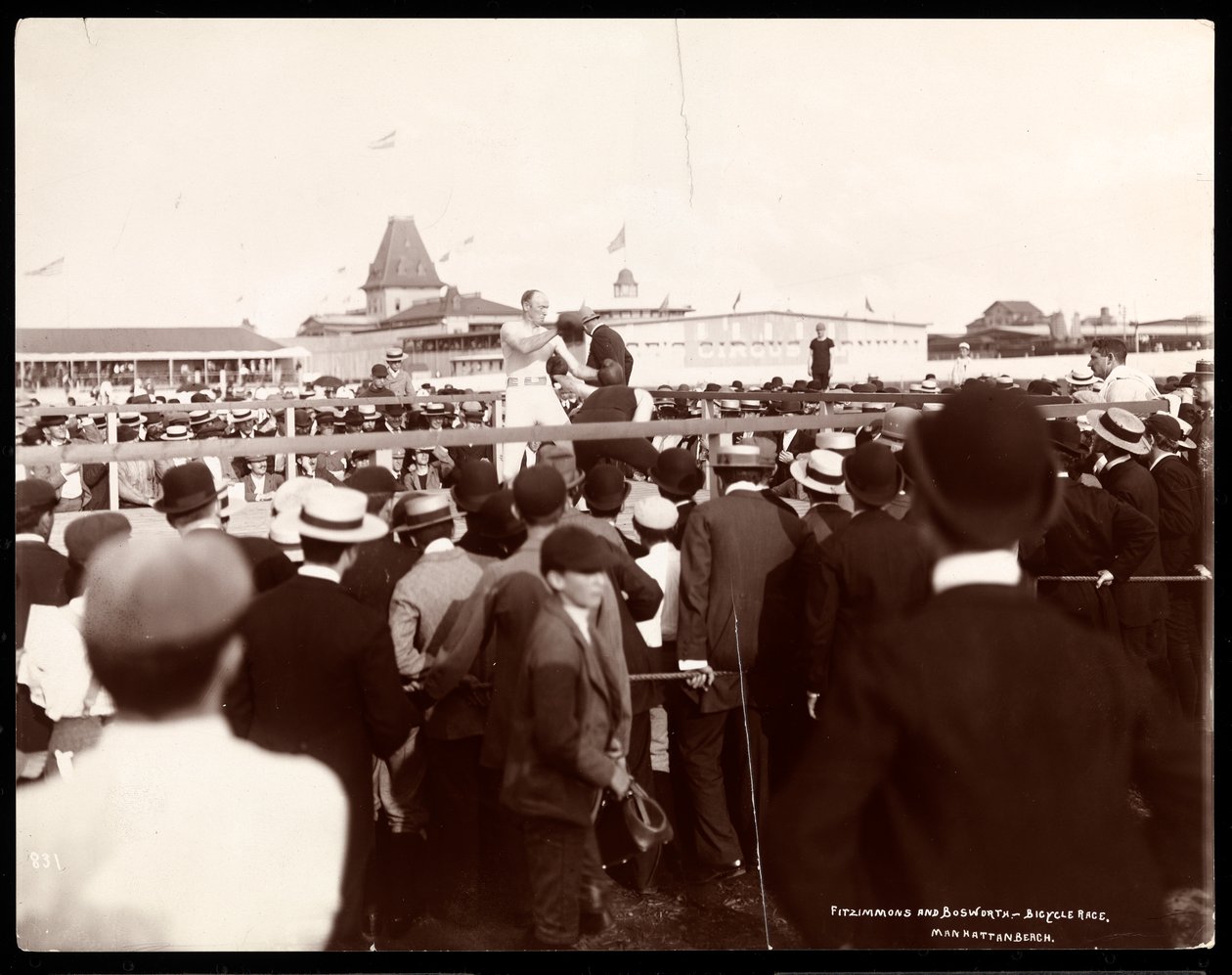 En boksekamp mellem Robert Prometheus Fitzsimmons og Bosworth på dagen for et cykelløb på Manhattan Beach, New York, 1895 (sølv gelatinetryk) af Byron Company