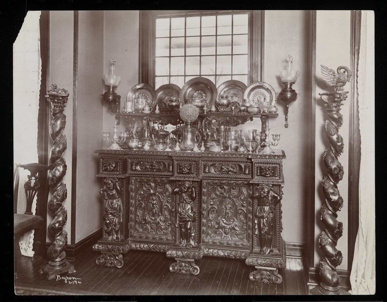 En rodet skænk i Westmoreland Davis-boligen i Tuxedo Park, New York, 1899 (sølv gelatinetryk) af Byron Company