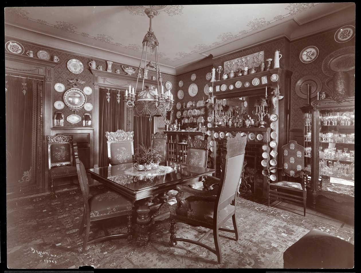Spisestue i David Belascos bolig, 1903 eller 1904 (sølvgelatineprint) af Byron Company