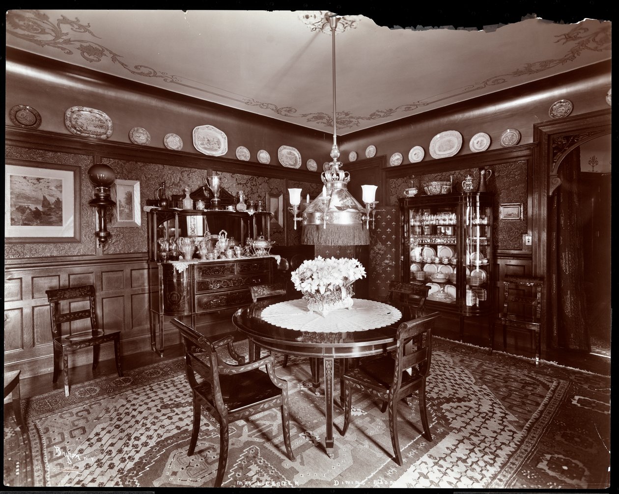 En spisestue i Mrs. Leslie Carter-boligen i New York, 1903 (sølv gelatinetryk) af Byron Company