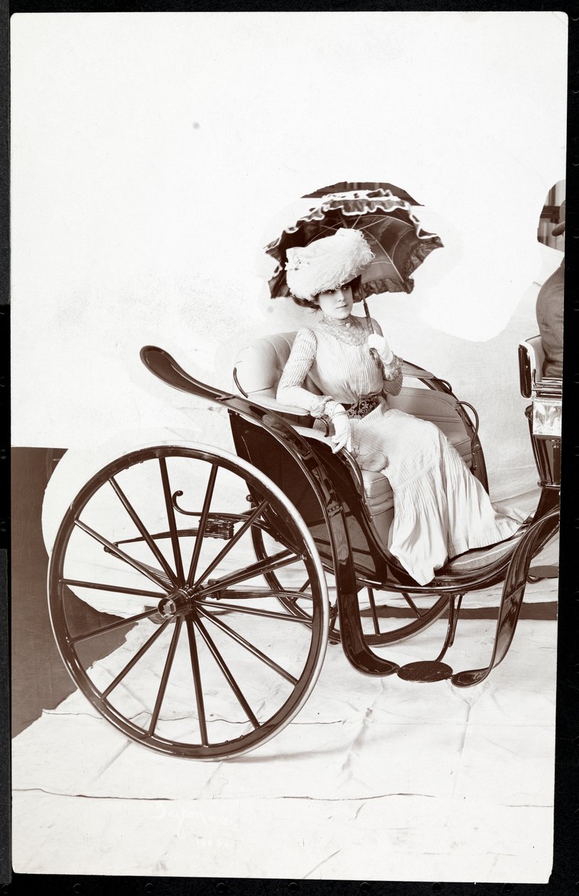En fotomodel siddende i en vogn med en parasol, 1902 (sølv gelatinetryk) af Byron Company