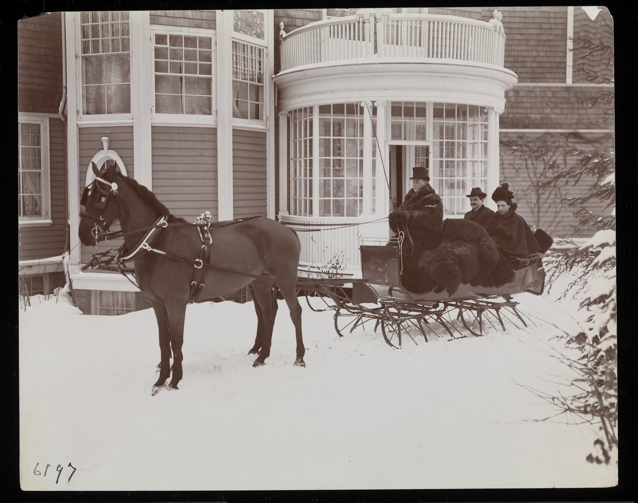 En hestetrukket slæde foran Westmoreland Davis-residensen i Tuxedo Park, New York, 1899 (sølv gelatinetryk) af Byron Company