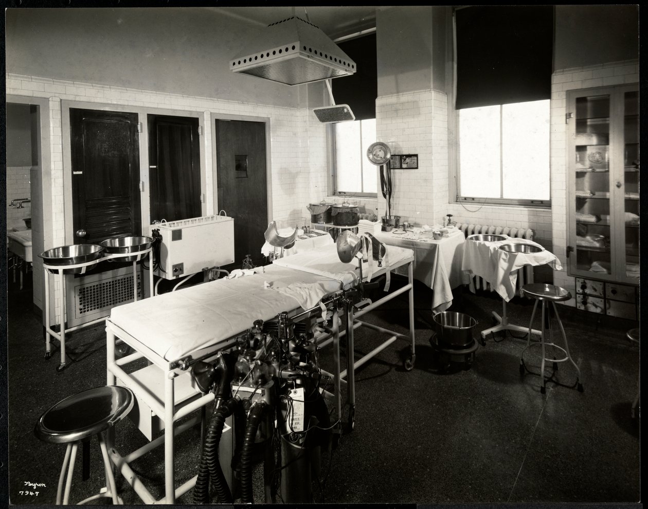 Et hospitalsoperations- eller fødestue, New York, 1941 eller 1942 (sølv gelatinetryk) af Byron Company