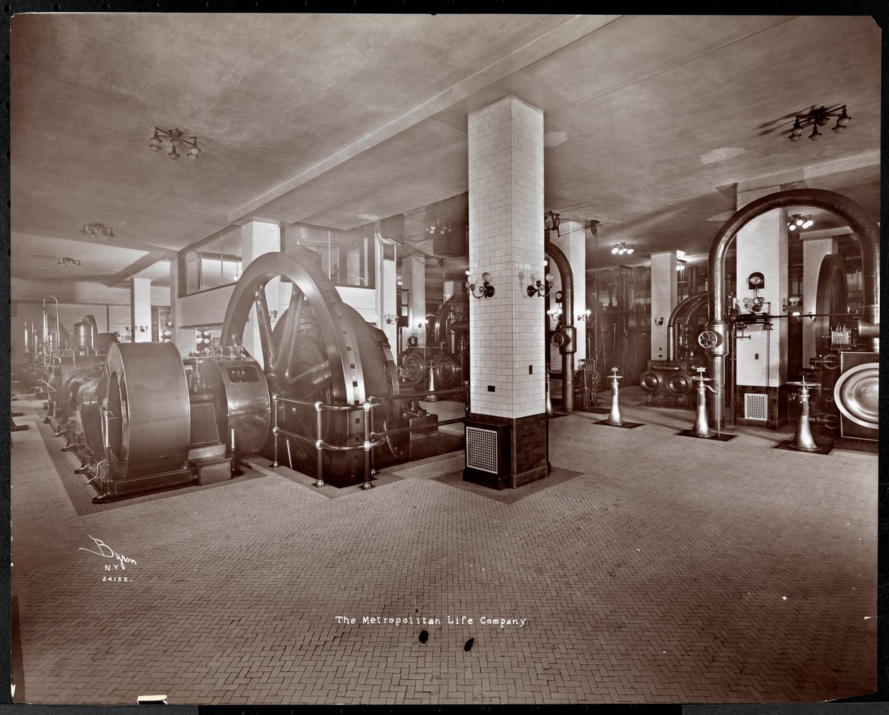 Et mekanisk udstyrsrum hos Metropolitan Life Insurance Co. på 23rd Street og Madison Avenue, New York, 1907 (sølv gelatinetryk) af Byron Company