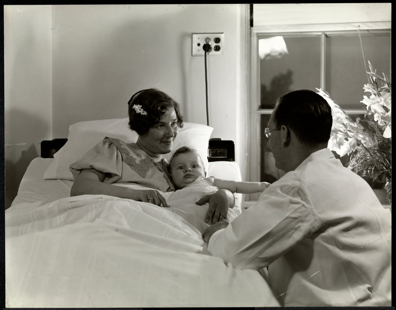 En mor og et barn i en hospitalsseng, New York, ca. 1937 (sølv gelatinetryk) af Byron Company