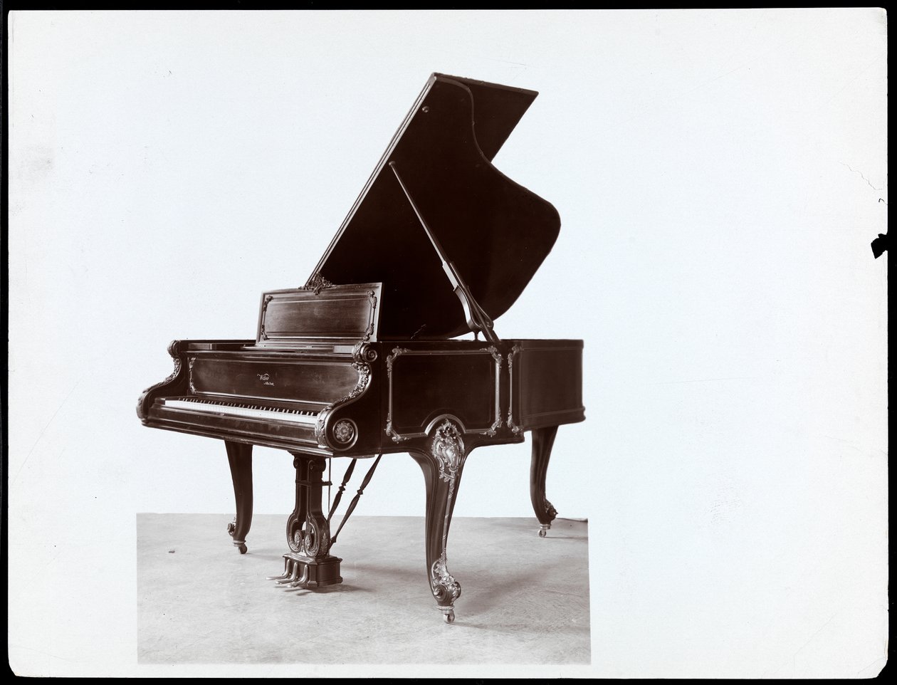 Et klaver af Weber und Co., New York, mellem 1900-20 (sølv gelatinetryk) af Byron Company