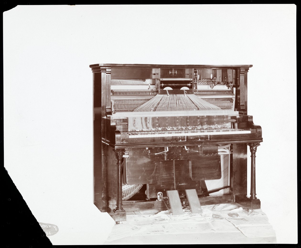 Et klaverspil af Ricca and Son Piano Co., 1907 (sølv gelatinetryk) af Byron Company