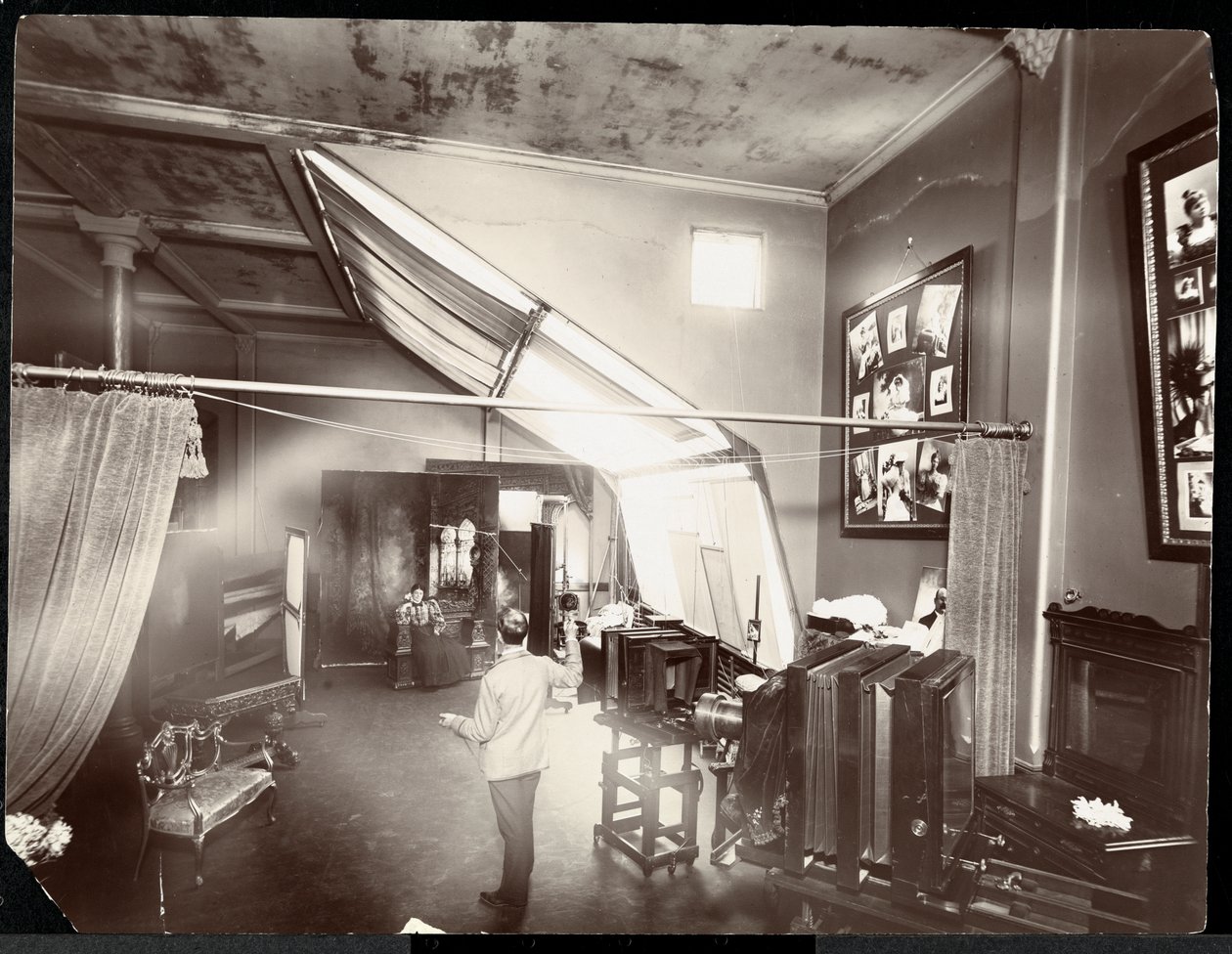 Portrætfotografens atelier, 1896-98 (sølvgelatineprint) af Byron Company